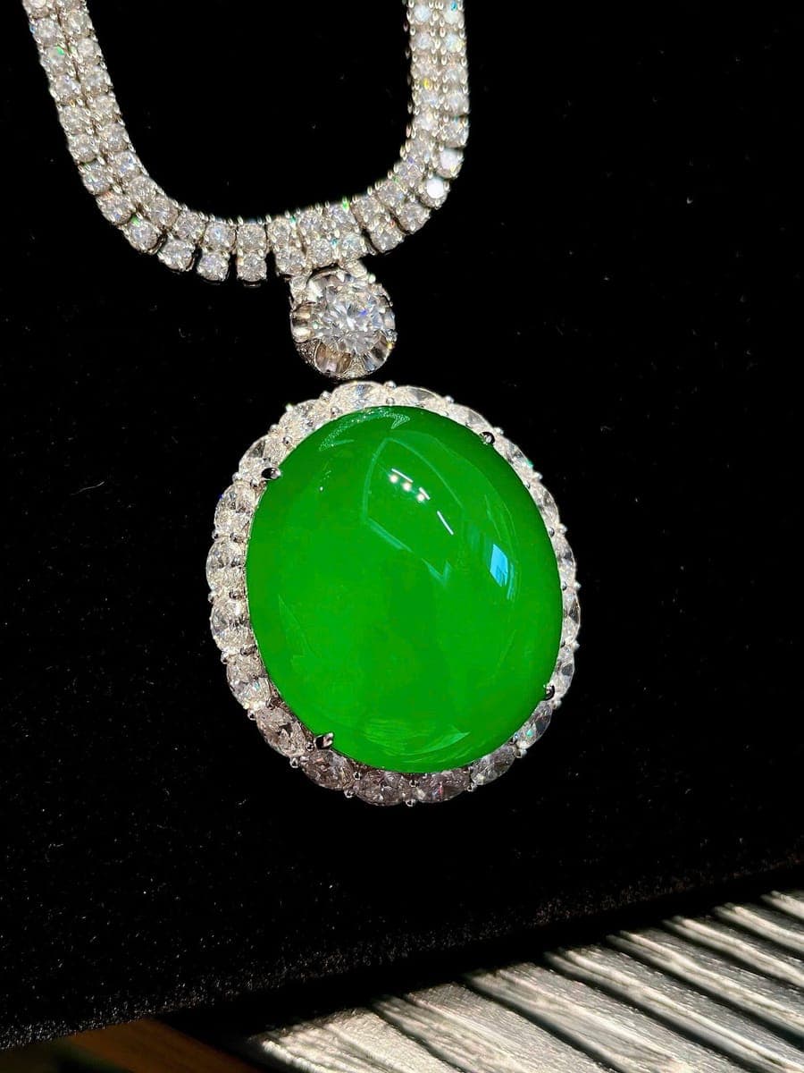 Mặt dây chuyền ngọc phỉ thuý dáng oval