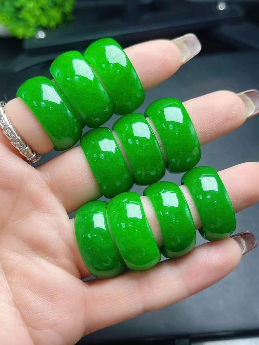 Ngọc Bích (Nephrite) Và Phỉ Thuý (Jadeite) — Khác Nhau Thế Nào?